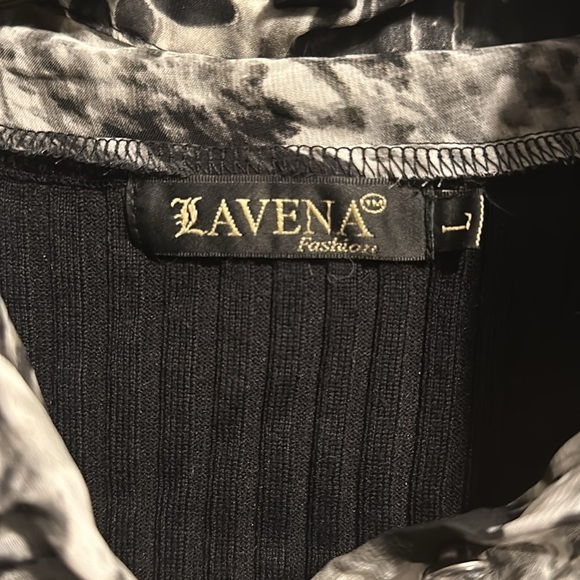 Size L, looks small but very stretchy. Black with grey and white pattern. - Picture 2 of 3